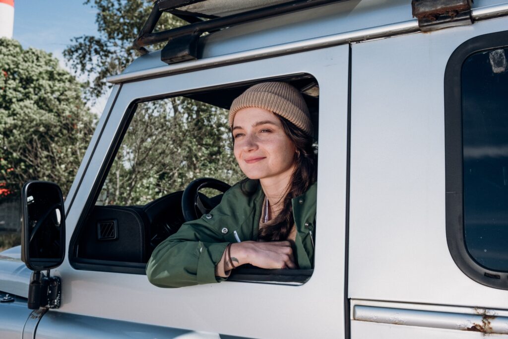 Frau glücklich im Auto